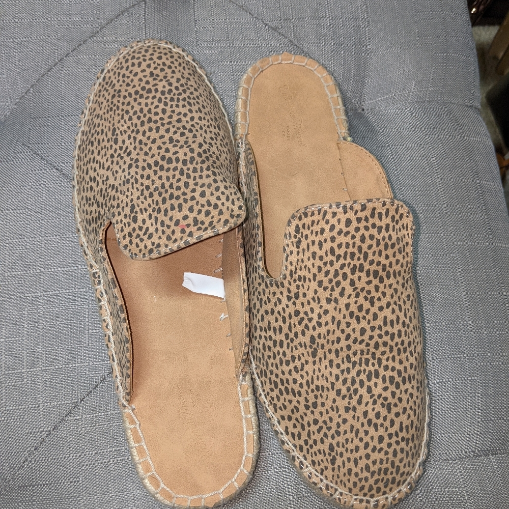 Universal Threads mules